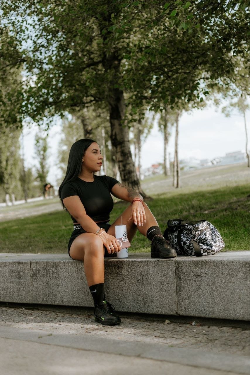 Nicol, puta posa sentada en una zona verde en Malaga con 25 años