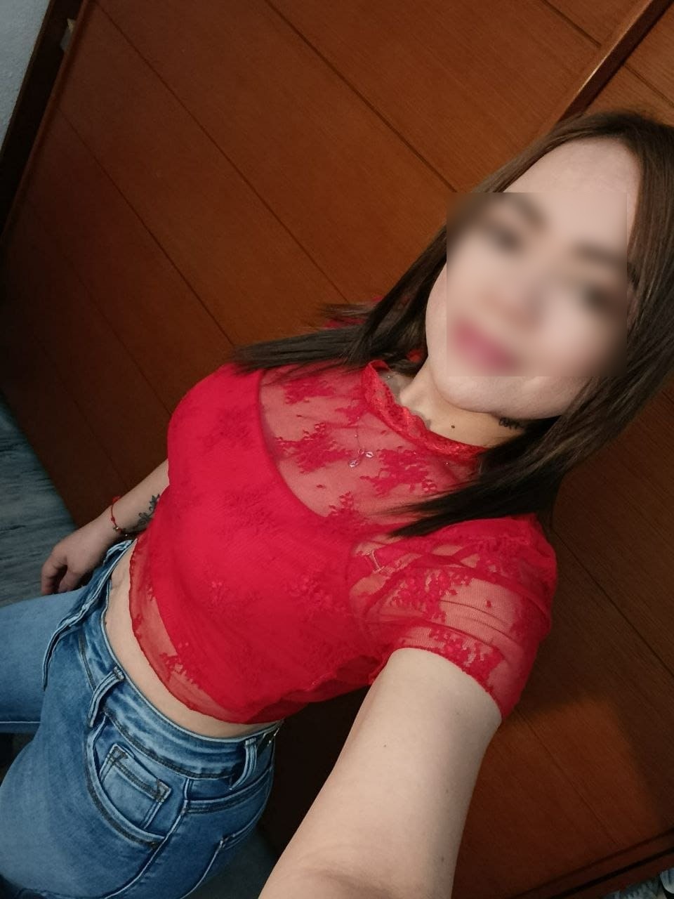 Yuli, escort de 39 años se toma una selfie en Velazquez24