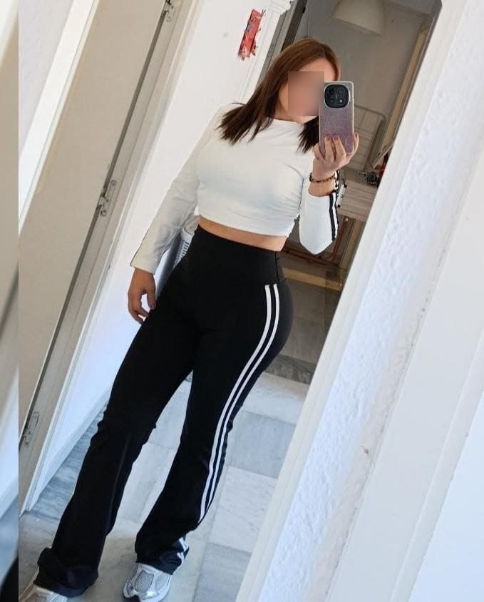 Yuli, puta se toma una selfie frente a un espejo en Velazquez24