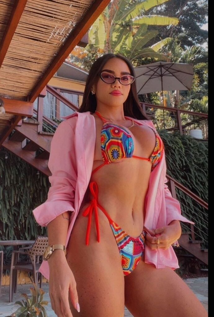 Melissa, escort posa a sus 26 años en Bikini en Malaga