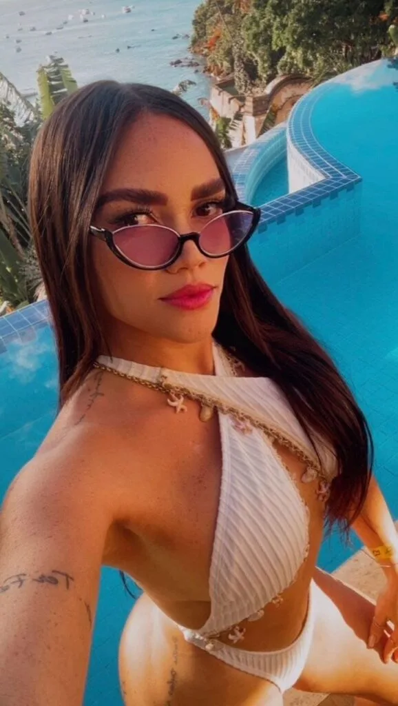 Melissa, en 26 år gammel eskortepike, har på seg en hvit bikini med kryss i nakken i Malaga Melissa, en 26 år gammel eskortepike, har på seg en hvit bikini med kryss i nakken i Malaga