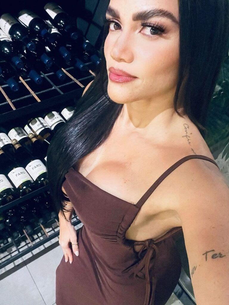 Melissa, se toma una selfie en vestido marron para escorts de Velazquez24