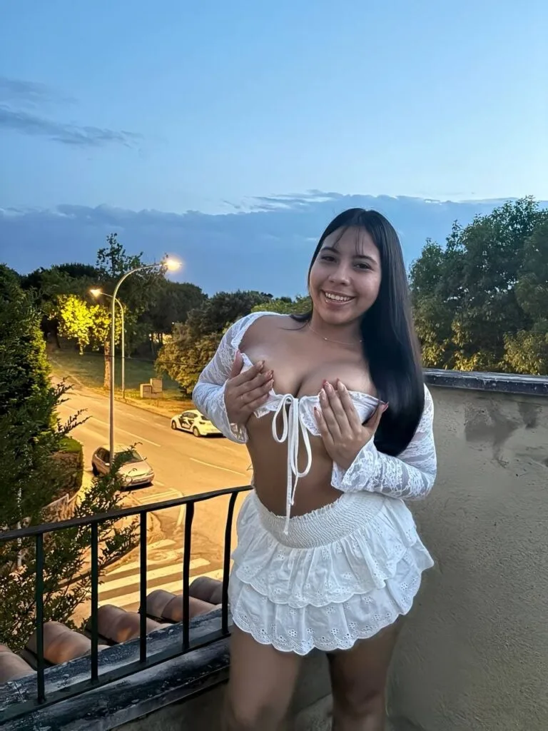 Nathy, escort posa en un conjunto de 2 piezas blanco en Velazquez24 con 22 años