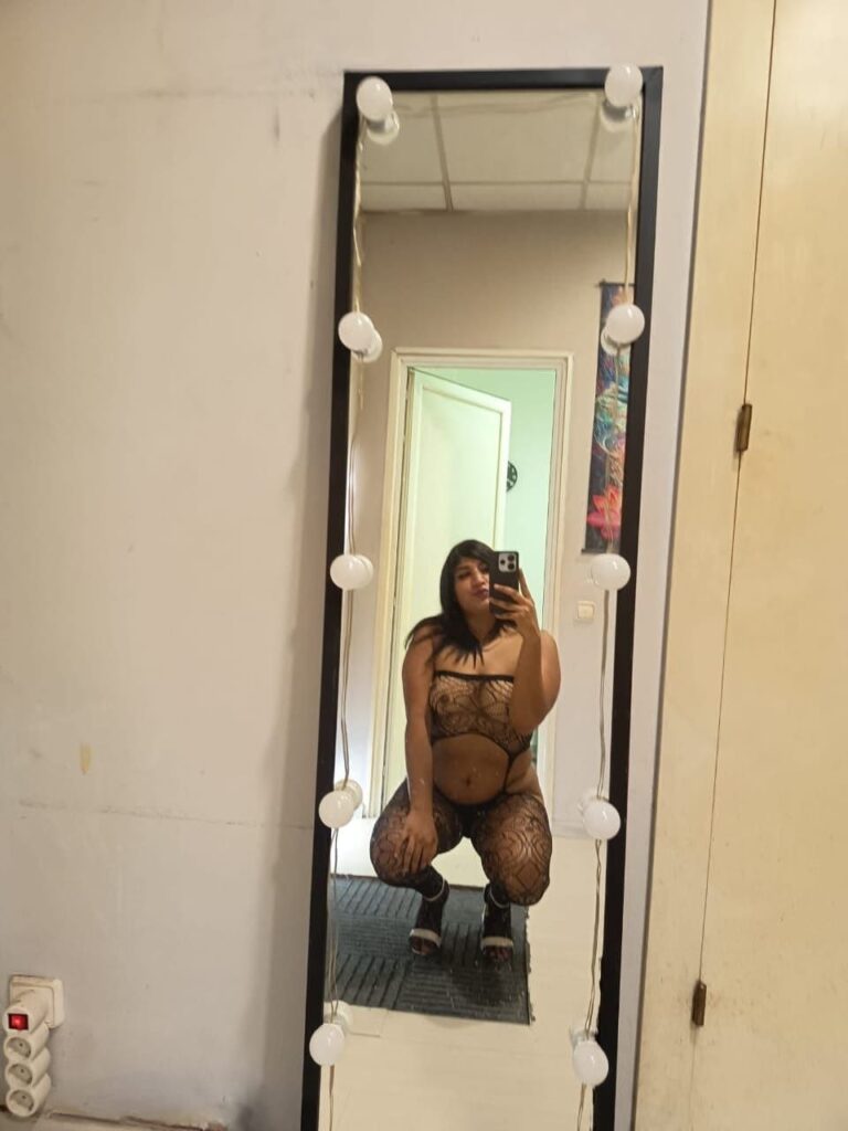 Paola, puta de 19 años se toma una foto en Velazquez24 Paola, puta de 19 años se toma una foto en Velazquez24