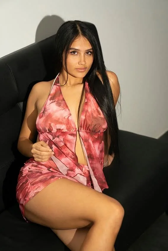 Athenea, escort de 21 años posa senada con un vestido de estampado floral rosa en Malaga