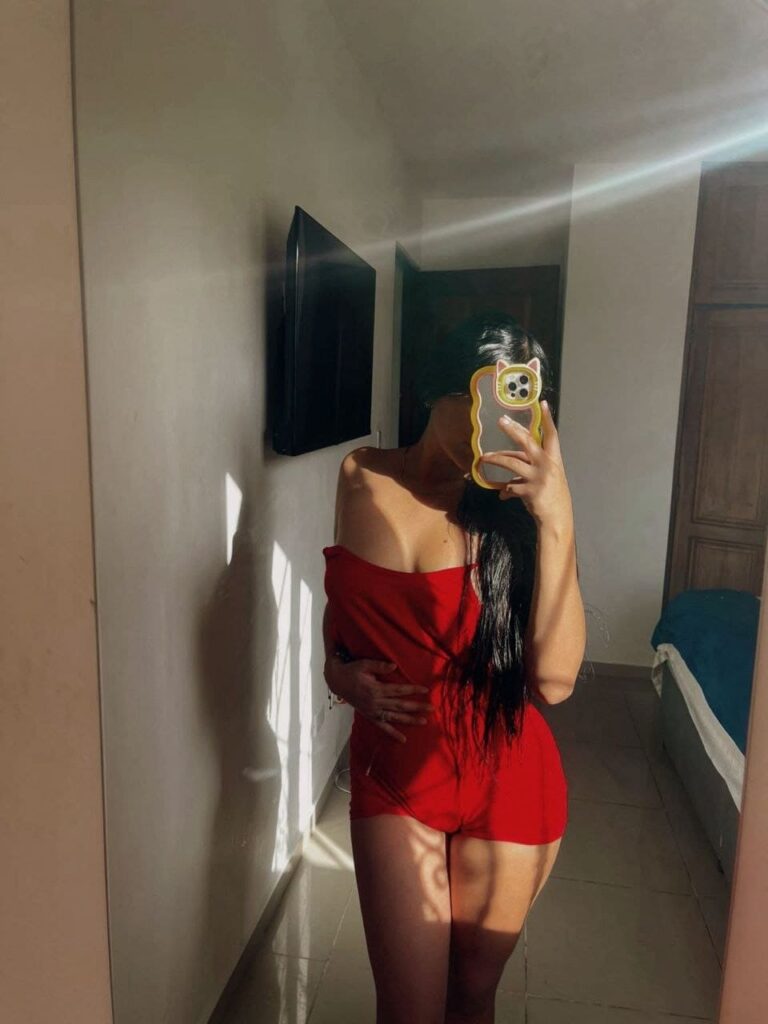 Athenea, escort de 21 años uce un ajustado vestido corto de color rojo intenso en Malaga Athenea, escort de 21 años uce un ajustado vestido corto de color rojo intenso en Malaga