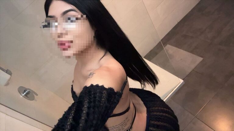 Carol, eine 26-jährige Escortdame, macht ein Foto von sich in einer Toilette bei Velazquez24