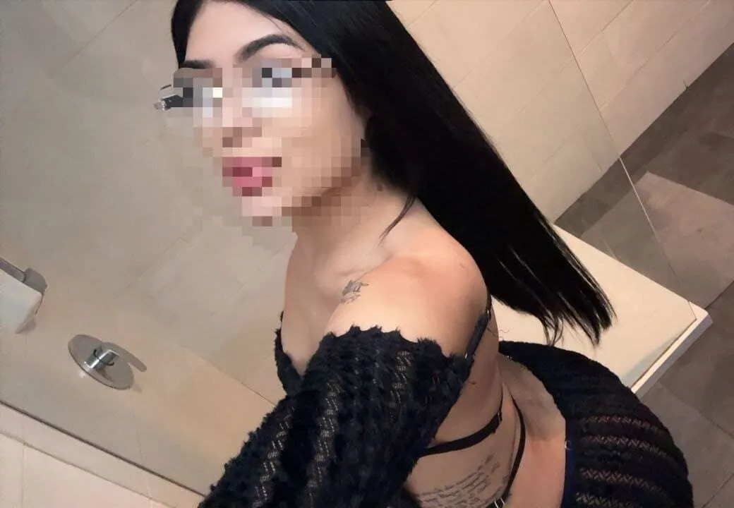 Carol, puta de 26 años se toma una foto en un baño de Velazquez24