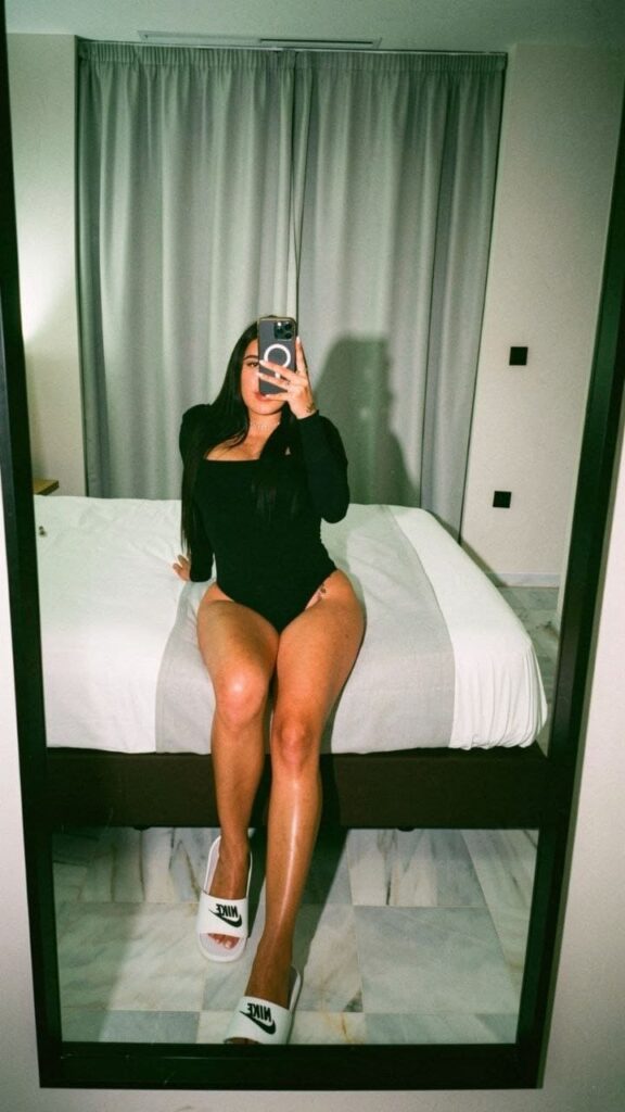 Evelyn, escort de 25 años se toma una selfie en Velazquez24 frente a un espejo Evelyn, escort de 25 años se toma una selfie en Velazquez24 frente a un espejo