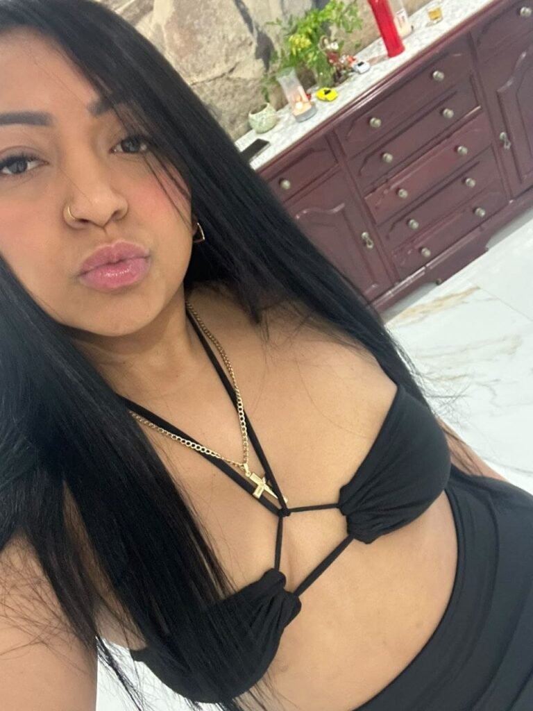 Laura, escort de 27 años con cabello negro se toma una selfie en Malaga Laura, escort de 27 años con cabello negro se toma una selfie en Malaga