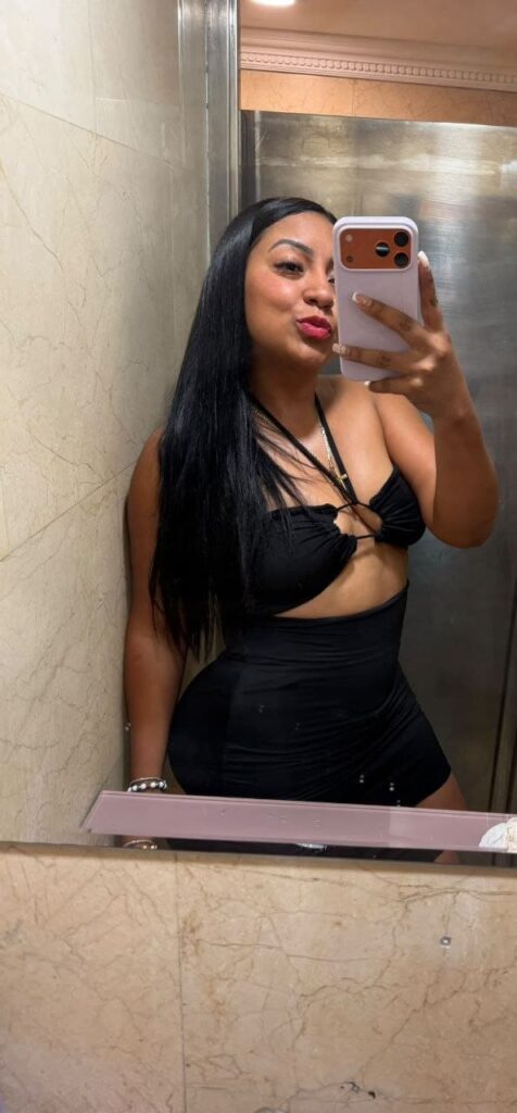 Laura, escort se toma una selfie en Malaga con 27 años Laura, escort se toma una selfie en Malaga con 27 años