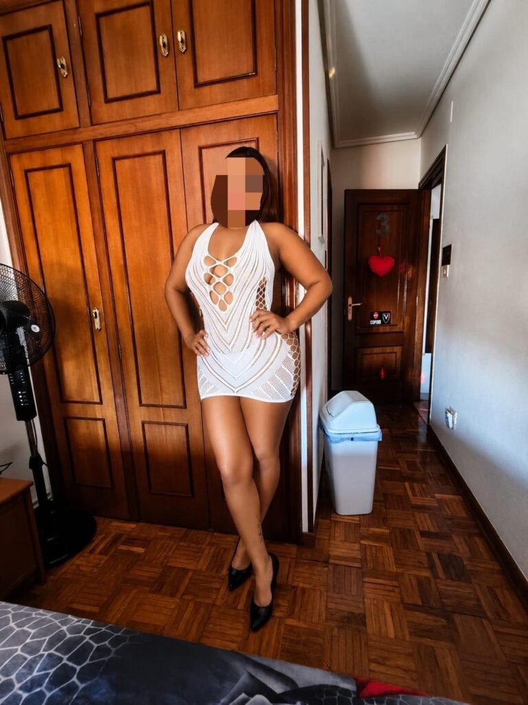 Laura, eine 26-jährige Escortdame, posiert in einem Zimmer von Velazquez24 in einem kurzen Kleid Laura, eine 26-jährige Escortdame, posiert in einem Zimmer von Velazquez24 in einem kurzen Kleid