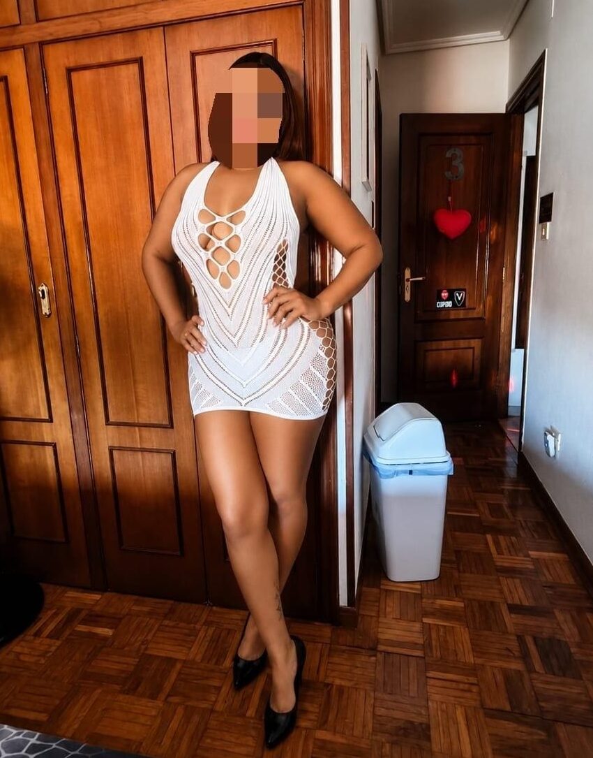 Laura, une escort, prend un selfie en tenue de sport et en baskets sur Velazquez24