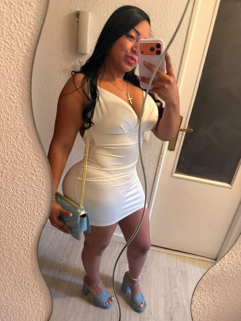 Laura, puta se toma una selfie en vestido frente a un espero en Malaga Laura, puta se toma una selfie en vestido frente a un espero en Malaga