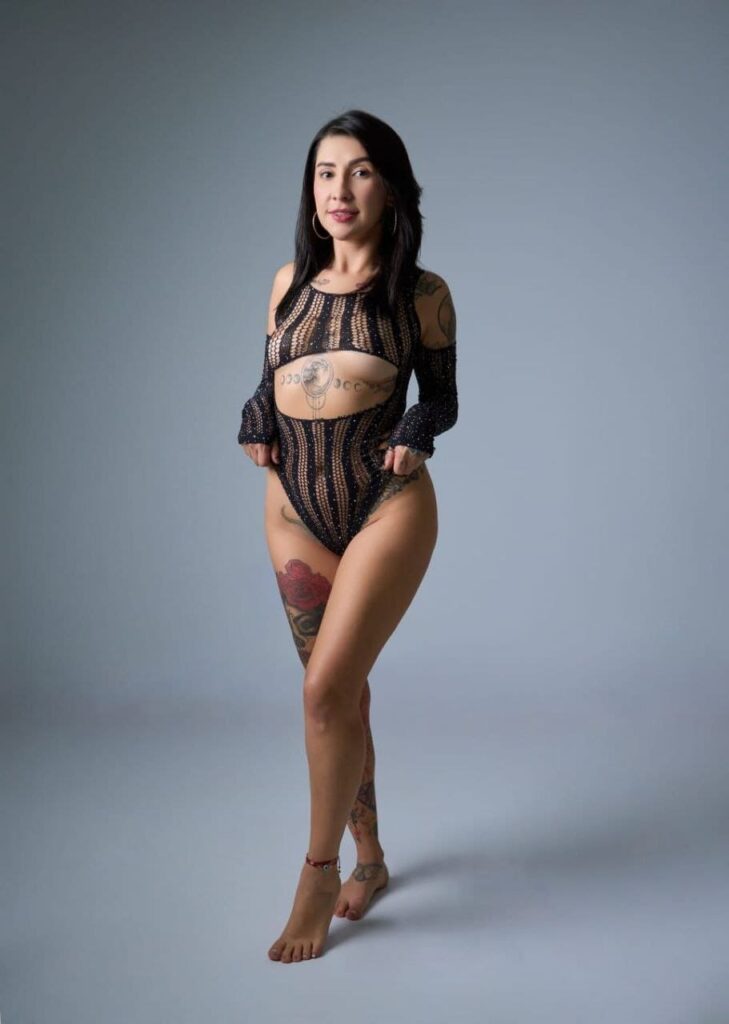Nahomy, escort di 34 anni, posa in piedi e senza scarpe a Malaga