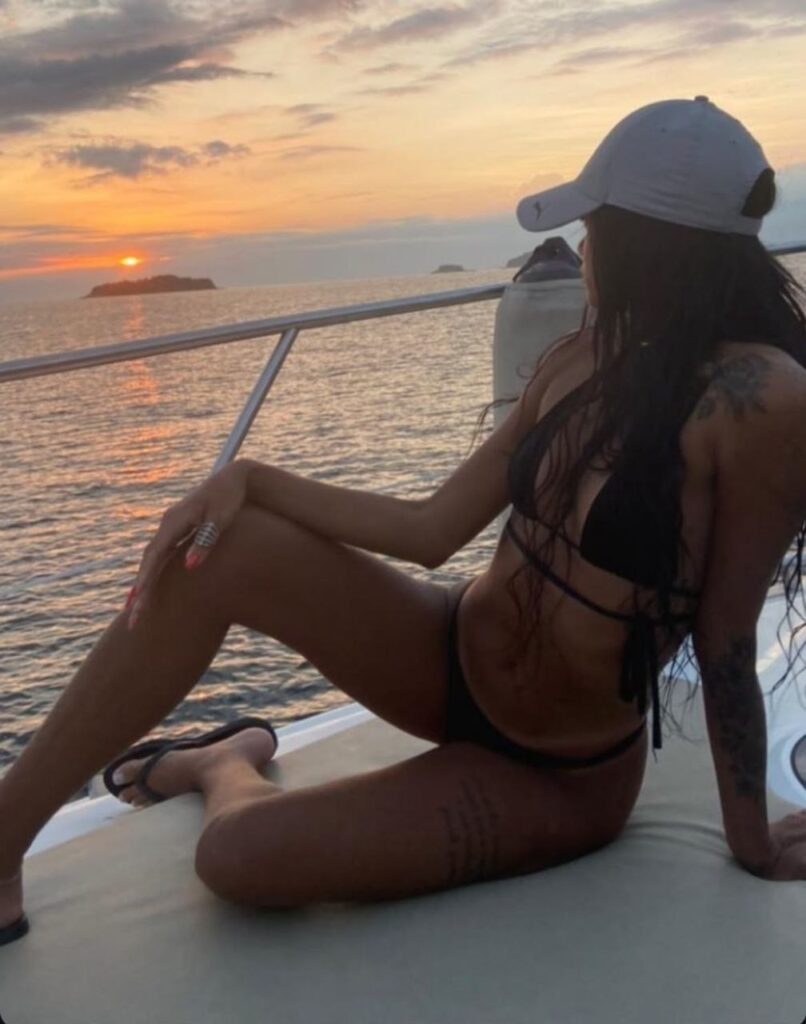Valentina, puta de 32 años sentada en bikini viendo el atardecer en Malaga Valentina, puta de 32 años sentada en bikini viendo el atardecer en Malaga