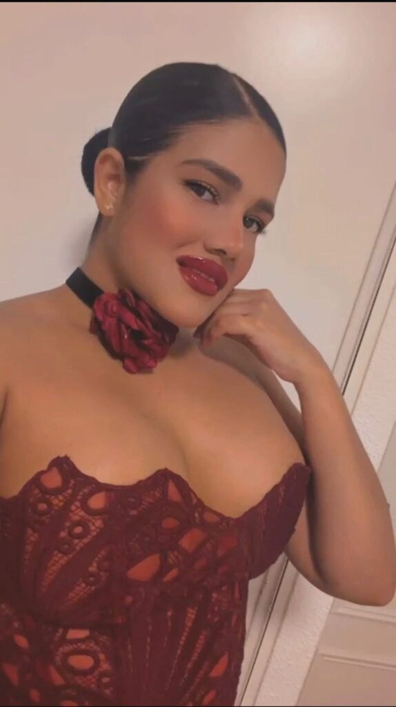 Nicole, escort luce un liston con una rosa roja en su cuello en Malaga
