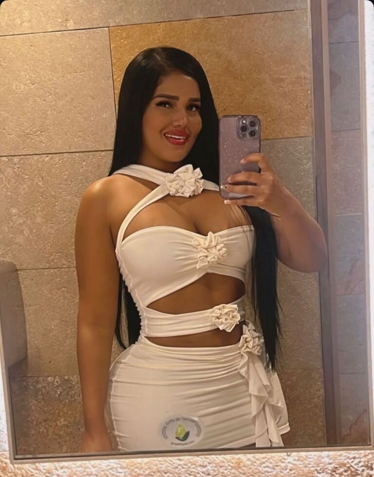 Nicole, een escort, laat zich fotograferen in een witte jurk in Malaga Nicole, een escort, laat zich fotograferen in een witte jurk in Malaga