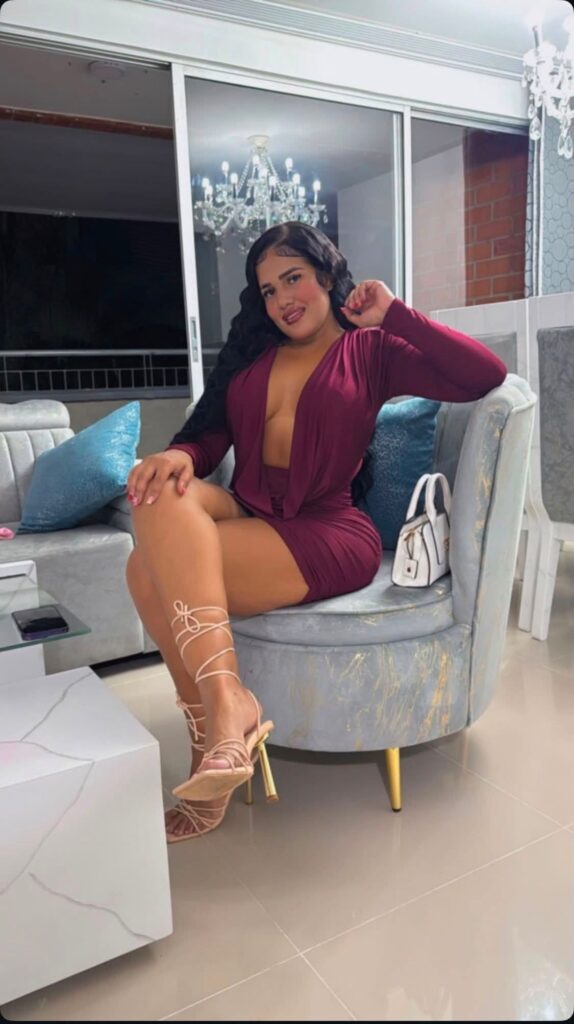 Nicole, puta de 26 años esta sentada en la sala de Velazquez24