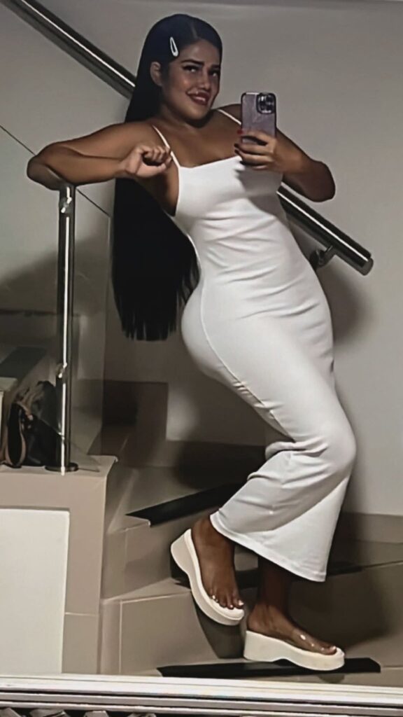 Nicole, puta de 26 años se toma una foto con un vestido largo blanco en Velazquez24