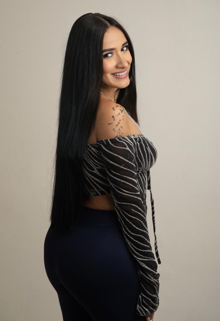 Cristina, una escort in posa in ginocchio in uno studio a Velazquez24 Cristina, una escort in posa in ginocchio in uno studio a Velazquez24