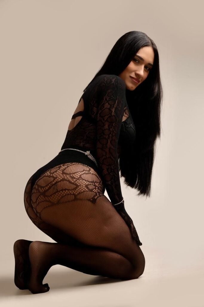 Cristina, une escort, pose à genoux dans un studio situé au 24, rue Velazquez24 Cristina, une escort, pose à genoux dans un studio situé au 24, rue Velazquez24