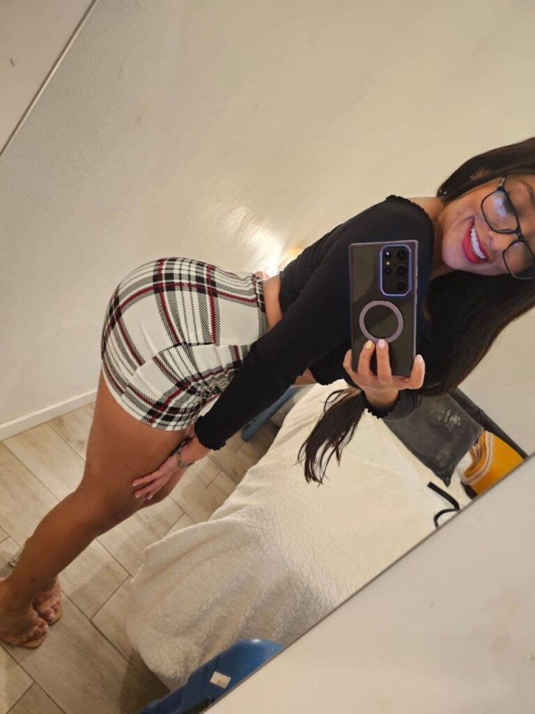 Samara, puta de 30 años posa sonriendo con gafas de pasta negra en Velazquez24