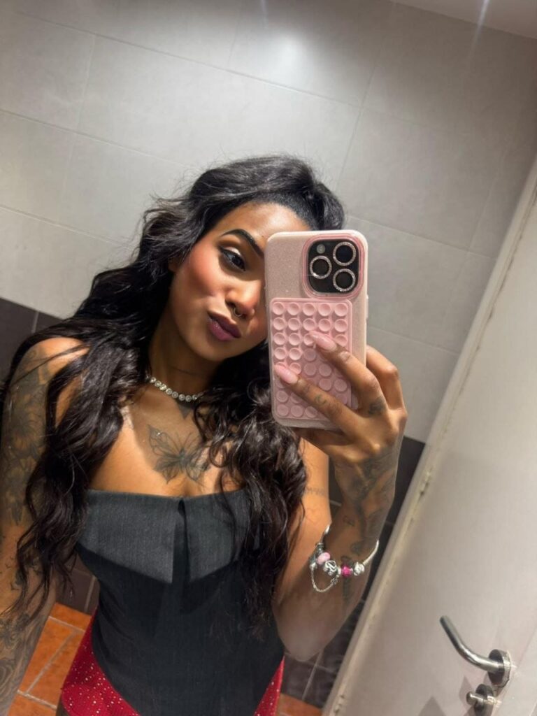 Sasha, chica de compañía, se toma una foto en el baño de Velazquez24 Sasha, chica de compañía, se toma una foto en el baño de Velazquez24