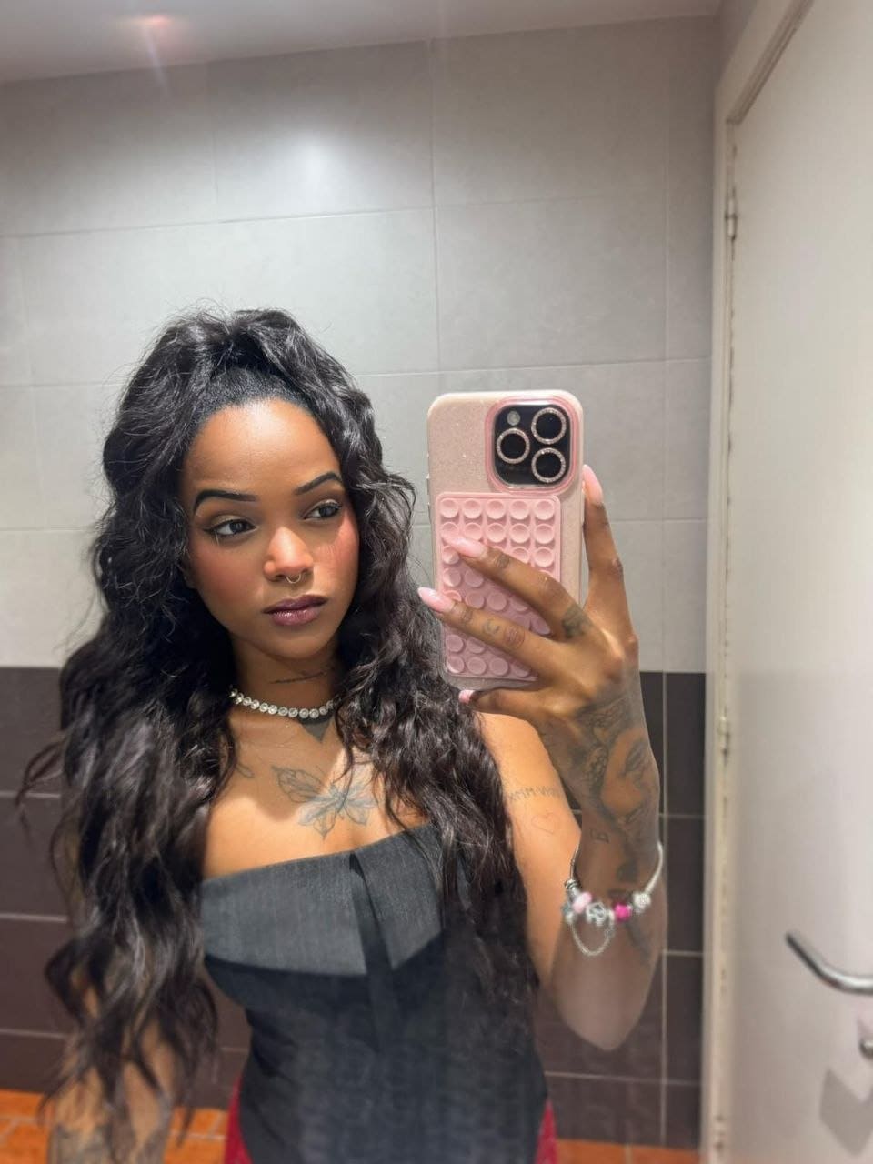 Sasha, escort de Velazquez24 luce su largo cabello con una coleta alta