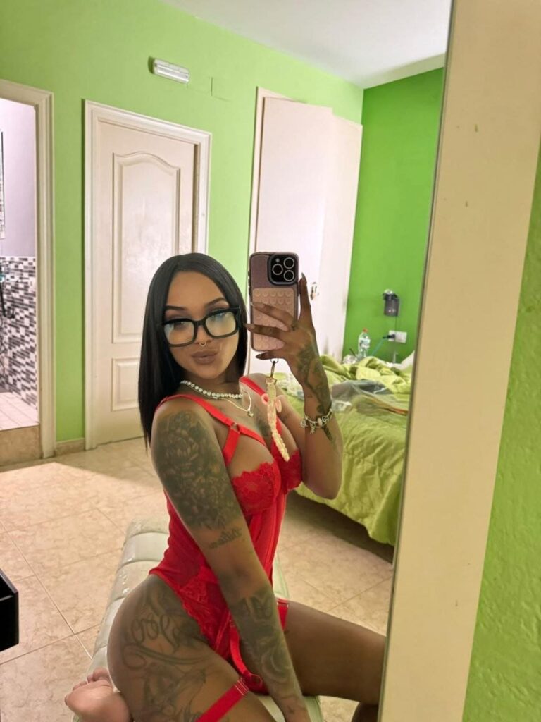 Sasha, puta de 24 años se toma una selfie en una habitación de Velazquez24 Sasha, puta de 24 años se toma una selfie en una habitación de Velazquez24