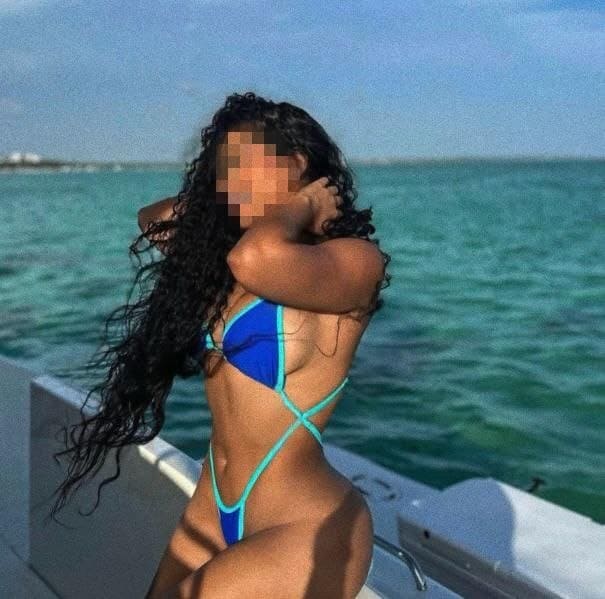 Tatiana, acompañante de 27 años posa con el mar de Malaga de fondo