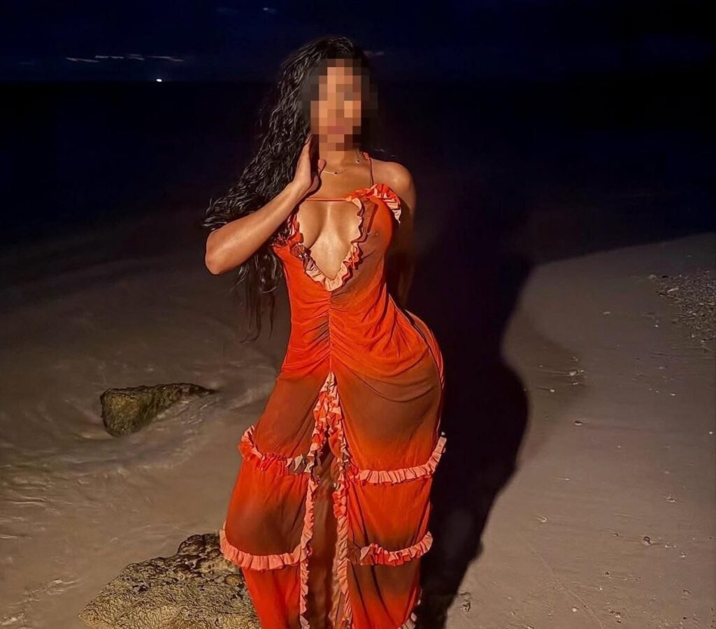 Tatiana, escort luce un vestido naranja muy veraniego en Malaga