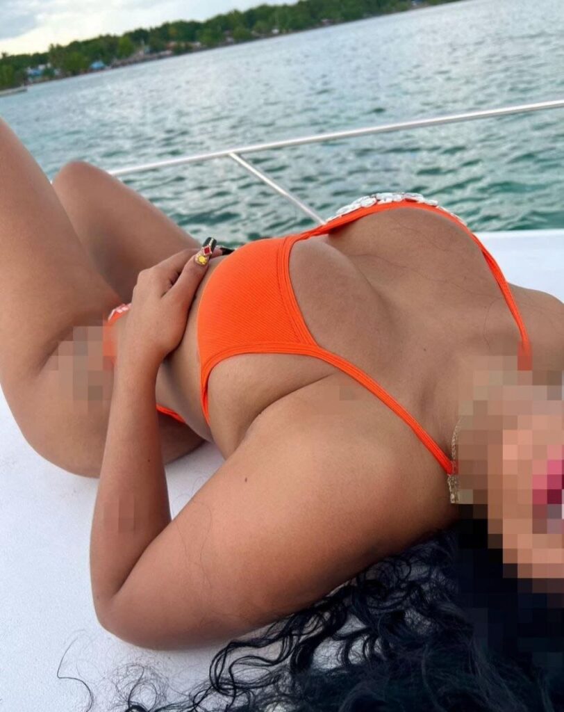 Tatiana, puta de 27 años posa recostada en bikini en Malaga
